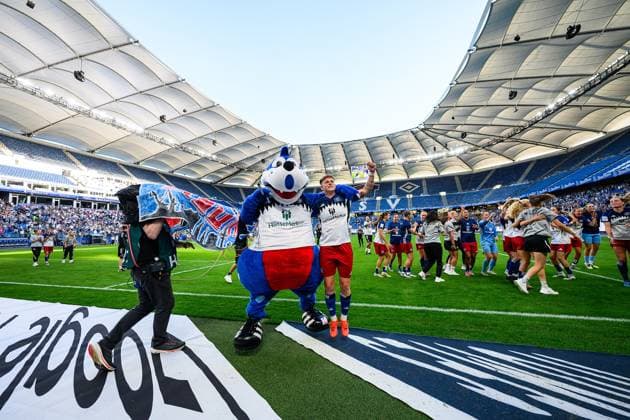 Fußball I Frauen I Saison 2025-2026 I Bundesliga I 1. Spieltag I Hamburger SV - VfL Wolfsburg I 07.09.2025 Dino Hermann, Jobina Verena Lahr (31, Hamburger SV) Hamburg Volksparkstadion Hamburg Deutschland Copyright: xLobecax xHenningxRohlfsx