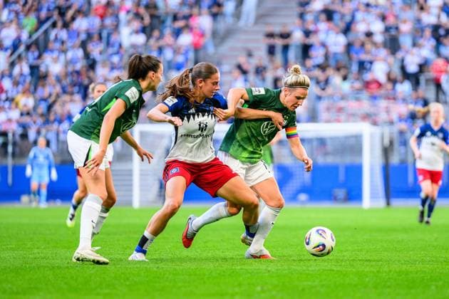 Fußball I Frauen I Saison 2025-2026 I Bundesliga I 1. Spieltag I Hamburger SV - VfL Wolfsburg I 07.09.2025 Leni Marie Eggert (29, Hamburger SV), Svenja Huth (10, VfL Wolfsburg) Hamburg Volksparkstadion Hamburg Deutschland Copyright: xLobecax xHenningxRohlfsx