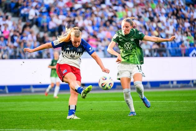 Fußball I Frauen I Saison 2025-2026 I Bundesliga I 1. Spieltag I Hamburger SV - VfL Wolfsburg I 07.09.2025 Svea Stoldt (8, Hamburger SV), Smilla Vallotto (14, VfL Wolfsburg) Hamburg Volksparkstadion Hamburg Deutschland Copyright: xLobecax xHenningxRohlfsx