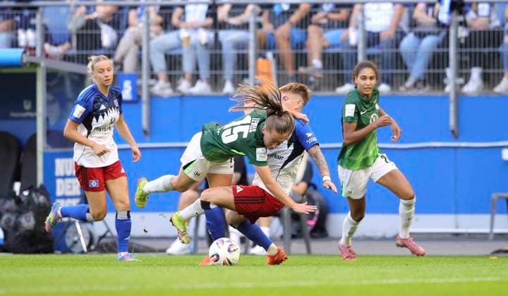 Foto : Janou LEVELS (Wolfsburg) kommt zu Fall gegen Jobina LAHR (HSV) Fussball Damen Bundesliga am So. 07.09.2025 Hamburger SV - VfL Wolfsburg