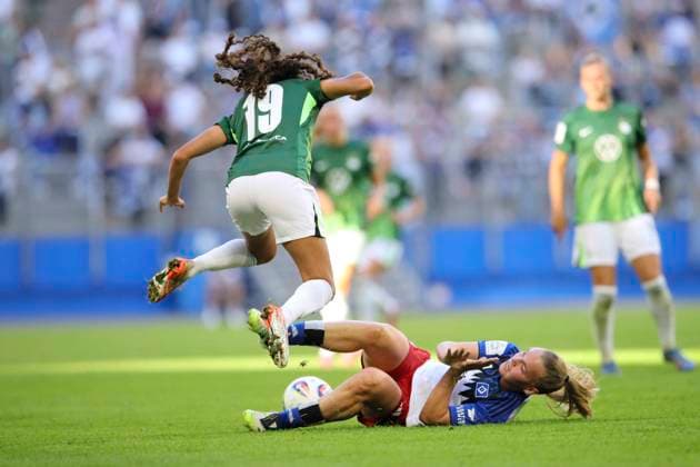 Foto : Kessya BUSSY (Wolfsburg) gegen Svea STOLDT (HSV) Fussball Damen Bundesliga am So. 07.09.2025 Hamburger SV - VfL Wolfsburg