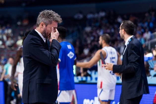 FIBA EuroBasket 2025: Italien - Slowenien; 07.09.2025 Gianmarco Pozzecco (Trainer Italien) schlägt die Hände vor das Gesicht FIBA EuroBasket 2025: Italien - Slowenien, Riga, Arena Riga am 07.09.2025 Copyright: xBEAUTIFULxSPORTS Wunderlx