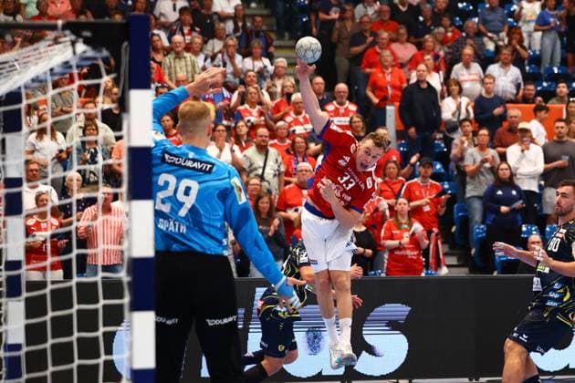 Handball I Herren I Saison 2025 2026 I Bundesliga I 3. Spieltag I HSV Hamburg -Rhein-Neckar Löwen I 07.09.2025 David Späth (29, Rhein-Neckar Löwen) Moritz Sauter (33, HSV Hamburg) Hamburg Alsterdorfer Sporthalle Hamburg Deutschland Copyright: xLobeca RalfxHomburgx