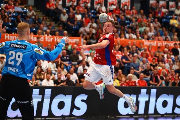 Handball I Herren I Saison 2025 2026 I Bundesliga I 3. Spieltag I HSV Hamburg -Rhein-Neckar Löwen I 07.09.2025 David Späth (29, Rhein-Neckar Löwen) Moritz Sauter (33, HSV Hamburg) Hamburg Alsterdorfer Sporthalle Hamburg Deutschland Copyright: xLobeca RalfxHomburgx