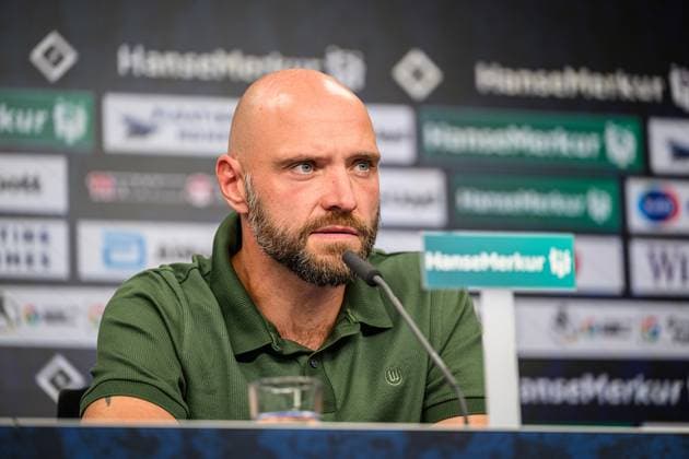 Fußball I Frauen I Saison 2025-2026 I Bundesliga I 1. Spieltag I Hamburger SV - VfL Wolfsburg I 07.09.2025 Stephan Lerch (Trainer, VfL Wolfsburg), Pressekonferenz Hamburg Volksparkstadion Hamburg Deutschland Copyright: xLobecax xHenningxRohlfsx
