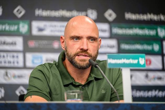 Fußball I Frauen I Saison 2025-2026 I Bundesliga I 1. Spieltag I Hamburger SV - VfL Wolfsburg I 07.09.2025 Stephan Lerch (Trainer, VfL Wolfsburg), Pressekonferenz Hamburg Volksparkstadion Hamburg Deutschland Copyright: xLobecax xHenningxRohlfsx