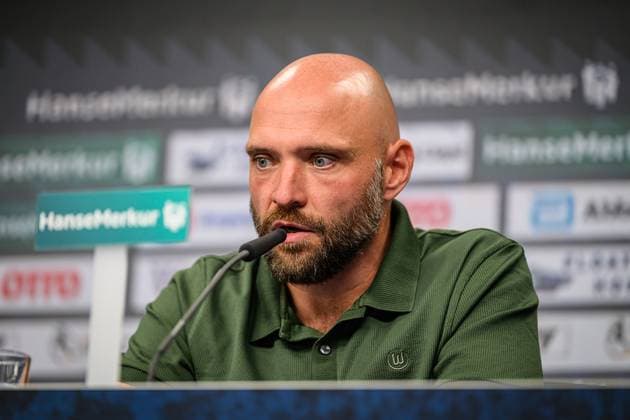 Fußball I Frauen I Saison 2025-2026 I Bundesliga I 1. Spieltag I Hamburger SV - VfL Wolfsburg I 07.09.2025 Stephan Lerch (Trainer, VfL Wolfsburg), Pressekonferenz Hamburg Volksparkstadion Hamburg Deutschland Copyright: xLobecax xHenningxRohlfsx