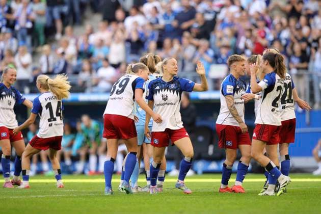 Foto : Jubel nach dem Schlußpfiff bei den Spielern vom HSV, die Damen feiern den 3-3 Ausgleich wie einen Sieg Fussball Damen Bundesliga am So. 07.09.2025 Hamburger SV - VfL Wolfsburg