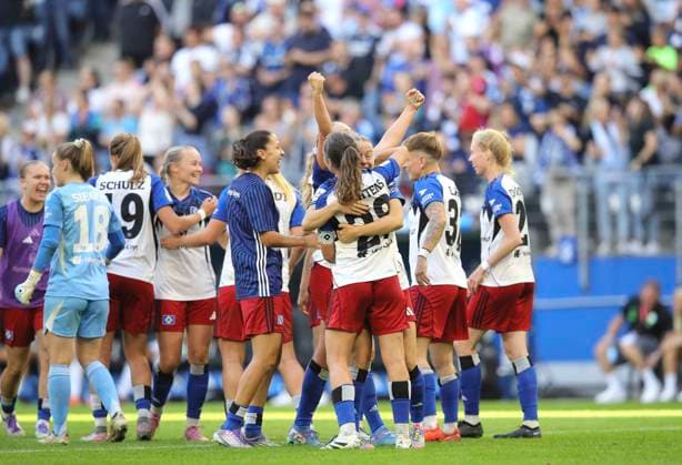 Foto : Jubel nach dem Schlußpfiff bei den Spielern vom HSV, die Damen feiern den 3-3 Ausgleich wie einen Sieg Fussball Damen Bundesliga am So. 07.09.2025 Hamburger SV - VfL Wolfsburg