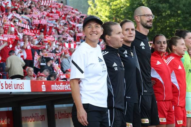 DEU, 2.BL, Frauen, 1.FC Union vs. 1.FC Nuernberg, 07.09.2025, Stadion Alte Foersterei, Berlin, DEU, 2.BL, Frauen, 1.FC Union vs. 1.FC Nuernberg, im Bild: Cheftrainerin Ailien Poese (1.FC Union Berlin), Union-Trainerbank DFL - regulations prohibit any use of Photographs as image sequences and or quasi-video