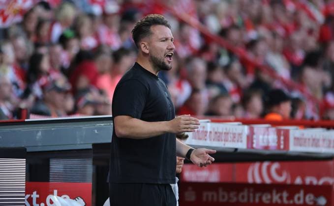 Trainer Thomas Oostendorp (FCN) gibt Anweisungen Aktion Oberkörper Fußball Fussball 1. Bundesliga Damen Frauen Saison 2025 2026 07.09.2025 1.FC Union Berlin vs. 1.FC Nürnberg FCN DFL regulations prohibit any use of photographs as image sequences and or quasi-video