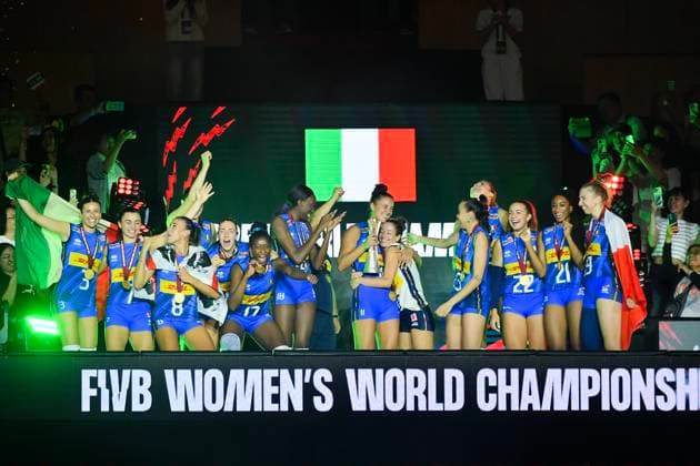 FIVB Volleyball Women™s World Championship, WM, Weltmeisterschaft 2025 - Final Players of Italy celebrate on the podium after winning the championship during the FIVB Volleyball Women s World Championship 2025 final round between Turkey and Italy at Indoor Stadium Hua-Mak in Bangkok, Thailand, on September 7, 2025. Bangkok Thailand  Copyright: xVachiraxVachirax originalFilename:kalong-volleyba160101_npV0W.jpg