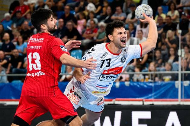 Bietigheim: HBL - 25 26 - SG BBM Bietigheim - VfL Luebeck-Schwartau v.li. Juan de la Pena (Bietigheim), Lukas Kingsley Emdorf (VfL Luebeck-Schwartau) Bietigheim-Bissingen Egetrans Arena Baden-Württemberg Deutschland