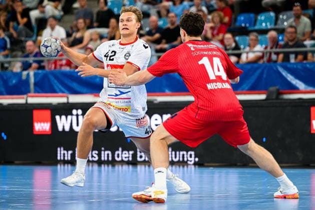 Bietigheim: HBL - 25 26 - SG BBM Bietigheim - VfL Luebeck-Schwartau Einar Nickelsen (VfL Luebeck-Schwartau), Fynn Nicolaus (Bietigheim) Bietigheim-Bissingen Egetrans Arena Baden-Württemberg Deutschland