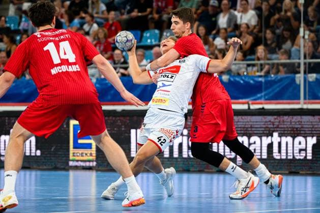 Bietigheim: HBL - 25 26 - SG BBM Bietigheim - VfL Luebeck-Schwartau v. li. im Zweikampf Einar Nickelsen (VfL Luebeck-Schwartau) und Nikola Vlahovic (Bietigheim) Bietigheim-Bissingen Egetrans Arena Baden-Württemberg Deutschland