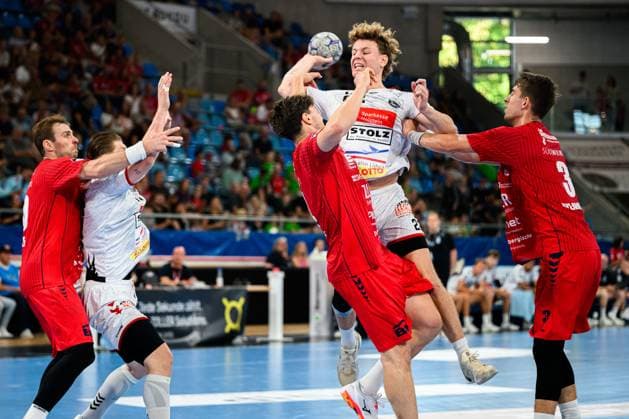 Bietigheim: HBL - 25 26 - SG BBM Bietigheim - VfL Luebeck-Schwartau v.li. Tom Wolf (Bietigheim), Leon Ciudad Benitez (VfL Luebeck-Schwartau), Fynn Nicolaus (Bietigheim), Magnus Holpert (VfL Luebeck-Schwartau), Nikola Vlahovic (Bietigheim) Bietigheim-Bissingen Egetrans Arena Baden-Württemberg Deutschland