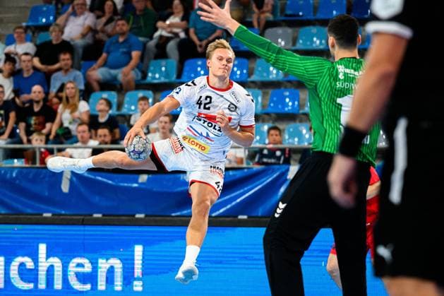 Bietigheim: HBL - 25 26 - SG BBM Bietigheim - VfL Luebeck-Schwartau Einar Nickelsen (VfL Luebeck-Schwartau), Torhueter Martin Tomovski (Bietigheim) Bietigheim-Bissingen Egetrans Arena Baden-Württemberg Deutschland