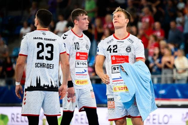 Bietigheim: HBL - 25 26 - SG BBM Bietigheim - VfL Luebeck-Schwartau Janik Schrader (VfL Luebeck-Schwartau), Ole Hagedorn (VfL Luebeck-Schwartau), Einar Nickelsen (VfL Luebeck-Schwartau) unzufrieden enttäuscht enttaeuscht niedergeschlagen frustriert, Bietigheim-Bissingen Egetrans Arena Baden-Württemberg Deutschland