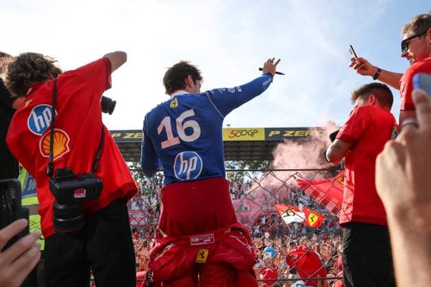 Charles Leclerc (Scuderia Ferrari HP, 16) geht zu den Fans, Rennen ,ITA, Formel 1 Weltmeisterschaft, Italian Grand Prix, Monza, Autodromo Nazionale Monza, Race Day, 07.09.2025 ITA, Formel 1 Weltmeisterschaft, Italian Grand Prix, Monza, Autodromo Monza, Race Day, 07.09.2025 Monza Copyright: xEibner-Pressefoto AnnikaxGrafx EP_AGF