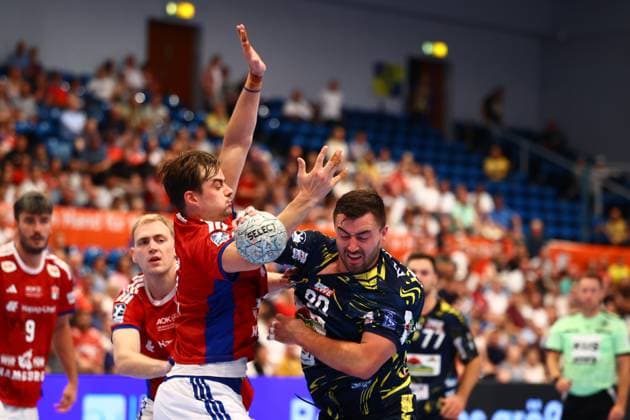 Handball I Herren I Saison 2025 2026 I Bundesliga I 3. Spieltag I HSV Hamburg -Rhein-Neckar Löwen I 07.09.2025 Andreas Magaard (4, HSV Hamburg) Jannik Kohlbacher (80, Rhein-Neckar Löwen) Hamburg Alsterdorfer Sporthalle Hamburg Deutschland Copyright: xLobeca RalfxHomburgx