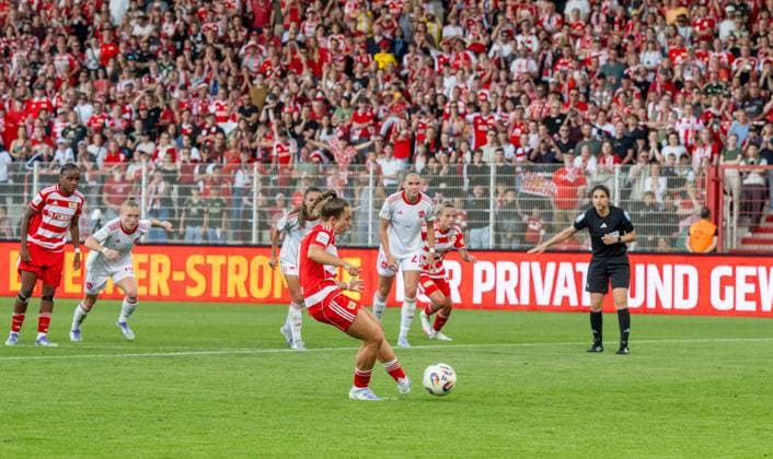 Fußball, Frauen, Saison 2025 2026, Google Pixel Frauen-Bundesliga (1. Spieltag), 1. FC Union Berlin - 1. FC Nürnberg, Lisa Heiseler (1. Frauen 1. FC Union) erzielt per Elfmeter das Tor zum 1:0 gegen Torfrau Kristin Krammer (nicht im Bild, 1. FC Nürnberg), 07.09. 2025, Copyright: xMatthiasxKochx