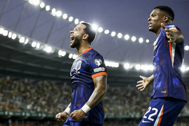 KAUNAS - (L-R) Memphis Depay of the Netherlands celebrates his second goal with Denzel Dumfries during the 2026 FIFA World Cup, WM, Weltmeisterschaft, Fussball qualifying match between Lithuania and the Netherlands at the Dariaus and Gireno Stadiums on September 7, 2025, in Kaunas, Lithuania. ANP MAURICE VAN STEEN FIFA 2026 World Cup Qualifier 2025 2026 xVIxANPxSportx xxANPxIVx 535295188 originalFilename: 535295188.jpg