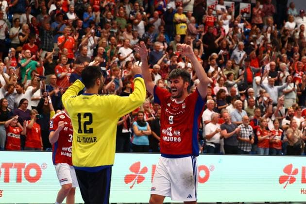 Handball I Herren I Saison 2025 2026 I Bundesliga I 3. Spieltag I HSV Hamburg -Rhein-Neckar Löwen I 07.09.2025 Mohamed Essam Moustafa El-Tayar (12, HSV Hamburg) Jacob Lassen (9, HSV Hamburg) feiern den Heimsieg Hamburg Alsterdorfer Sporthalle Hamburg Deutschland Copyright: xLobeca RalfxHomburgx