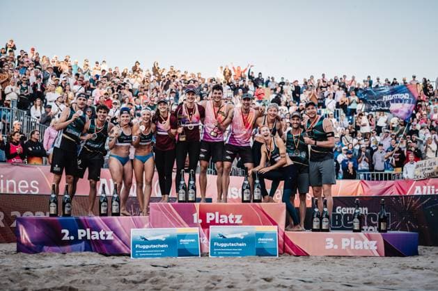 Beachvolleyball Männer und Frauen Deutsche Meisterschaften 2025 Timmendorfer Strand 04.09.2025 Das Gewinnerpodest bei der Siegerehrung der Deutschen Meisterschaften v.l. Paul Henning, Lui Wüst, Anna-Lena Grüne, Sandra Ittlinger, Cinja Tillmann, Svenja Müller, Sven Winter, Lukas Pfretzschner, Melanie Gernert, Nele Barber, Clemens Wickler und Nils Ehlers Timmendorfer Strand Ahmann-Hager-Arena Schleswig-Holstein Deutschland