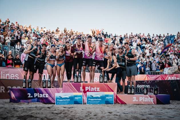 Beachvolleyball Männer und Frauen Deutsche Meisterschaften 2025 Timmendorfer Strand 04.09.2025 Das Gewinnerpodest bei der Siegerehrung der Deutschen Meisterschaften v.l. Paul Henning, Lui Wüst, Anna-Lena Grüne, Sandra Ittlinger, Cinja Tillmann, Svenja Müller, Sven Winter, Lukas Pfretzschner, Melanie Gernert, Nele Barber, Clemens Wickler und Nils Ehlers Timmendorfer Strand Ahmann-Hager-Arena Schleswig-Holstein Deutschland