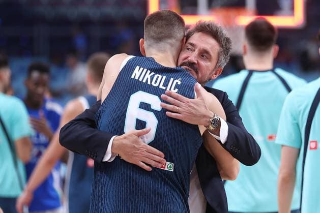 SLOVENIA vs ITALY GIANMARCO POZZECCO head coach, basketball player of Italy, during the European Championships match against ALEKSEJ NIKOLIC from Slovenia at Xiaomi Arena. Riga, 07.09.2025. photo: Ivica Veselinov MN Press Photo BASKETBALL, FIBA, EUROBASKET 2025, SLOVENIA, ITALY Riga Xiaomi Arena Riga Latvia Copyright: xMNxPressxPhotox