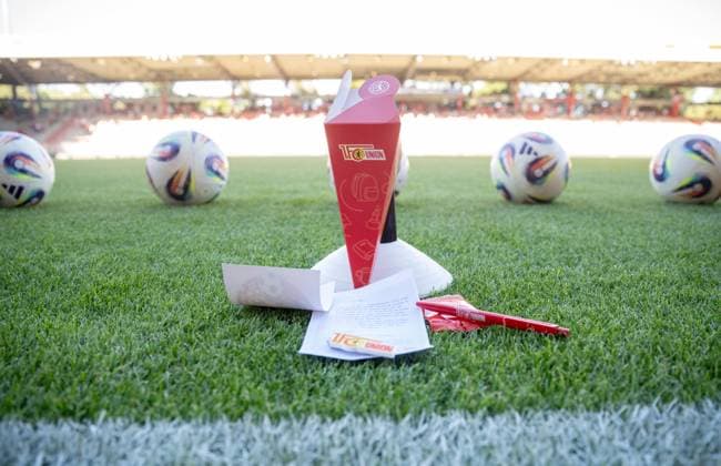 Fußball, Frauen, Saison 2025 2026, Google Pixel Frauen-Bundesliga (1. Spieltag), 1. FC Union Berlin - 1. FC Nürnberg, Kinder m Grundschul-Alter mit Kinderticket erhielten eine Mini-Schultüte, enthalten waren kleine Union-Überraschungen und ein Zettel, um sich für die Müdigkeit am ersten Schultag in Berlin zu entschuldigen, 07.09. 2025, Copyright: xMatthiasxKochx