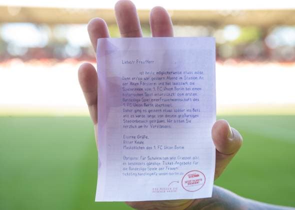 Fußball, Frauen, Saison 2025 2026, Google Pixel Frauen-Bundesliga (1. Spieltag), 1. FC Union Berlin - 1. FC Nürnberg, Kinder m Grundschul-Alter mit Kinderticket erhielten eine Mini-Schultüte, enthalten waren kleine Union-Überraschungen und ein Zettel, um sich für die Müdigkeit am ersten Schultag in Berlin zu entschuldigen, 07.09. 2025, Copyright: xMatthiasxKochx