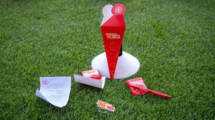 Fußball, Frauen, Saison 2025 2026, Google Pixel Frauen-Bundesliga (1. Spieltag), 1. FC Union Berlin - 1. FC Nürnberg, Kinder m Grundschul-Alter mit Kinderticket erhielten eine Mini-Schultüte, enthalten waren kleine Union-Überraschungen und ein Zettel, um sich für die Müdigkeit am ersten Schultag in Berlin zu entschuldigen, 07.09. 2025, Copyright: xMatthiasxKochx