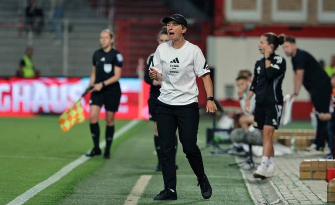 Trainerin Ailien Poese gibt Anweisungen Einzelbild Freisteller Aktion Fußball Fussball 1. Bundesliga Damen Frauen Saison 2025 2026 07.09.2025 1.FC Union Berlin vs. 1.FC Nürnberg FCN DFL regulations prohibit any use of photographs as image sequences and or quasi-video