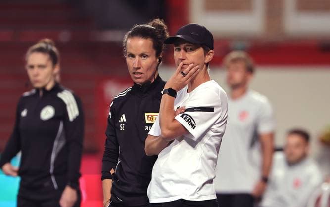 Co Trainerin Sabrina Eckhoff, Trainerin Ailien Poese Aktion Oberkörper Fußball Fussball 1. Bundesliga Damen Frauen Saison 2025 2026 07.09.2025 1.FC Union Berlin vs. 1.FC Nürnberg FCN DFL regulations prohibit any use of photographs as image sequences and or quasi-video