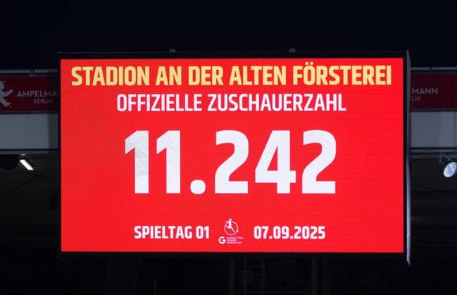 Fußball, Frauen, Saison 2025 2026, Google Pixel Frauen-Bundesliga (1. Spieltag), 1. FC Union Berlin - 1. FC Nürnberg, Anzeigetafel mit Zuschauerzahl 11242, 07.09. 2025, Copyright: xMatthiasxKochx