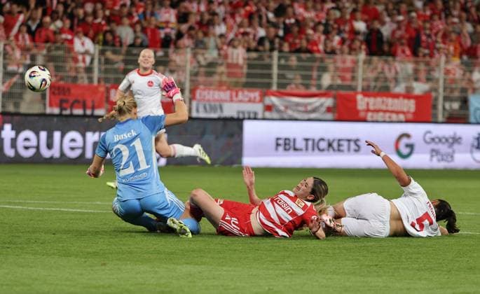 Torwart Larissa Rusek, Eileen Campbell, Clara Fröhlich Zweikampf Spielszene Aktion Fußball Fussball 1. Bundesliga Damen Frauen Saison 2025 2026 07.09.2025 1.FC Union Berlin vs. 1.FC Nürnberg FCN DFL regulations prohibit any use of photographs as image sequences and or quasi-video