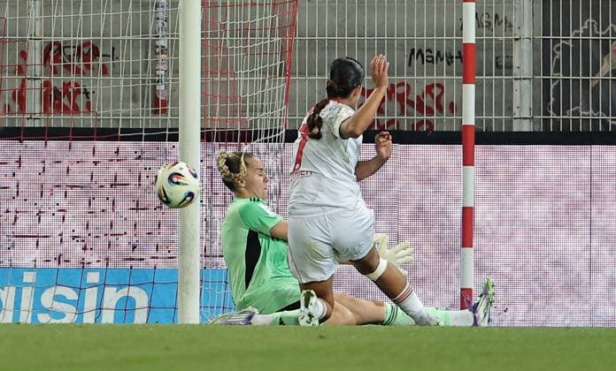 Selma Licina erzielt das Tor zum 1:1 Ausgleich gegen Torwart Cara Bösl Fußball Fussball 1. Bundesliga Damen Frauen Saison 2025 2026 07.09.2025 1.FC Union Berlin vs. 1.FC Nürnberg FCN DFL regulations prohibit any use of photographs as image sequences and or quasi-video
