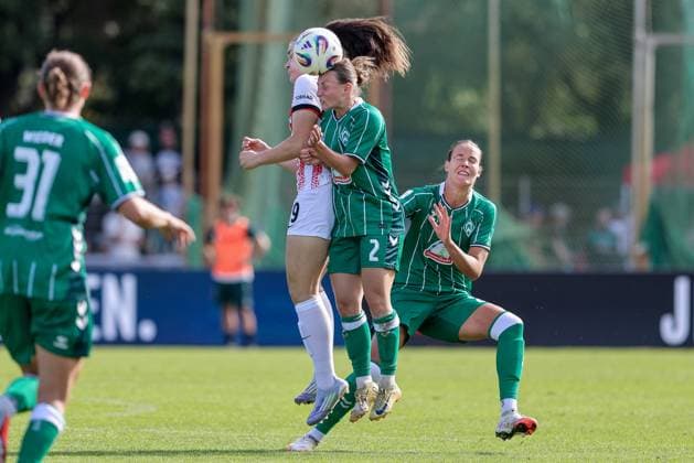 v.li.: Svenja Fölmli (SC Freiburg, 9) und Chiara D Angelo (SV Werder Bremen, 2) im Kopfballduell, Kopfball, Zweikampf, Action, Aktion, Spielszene, DIE DFB-RICHTLINIEN UNTERSAGEN JEGLICHE NUTZUNG VON FOTOS ALS SEQUENZBILDER UND ODER VIDEOÄHNLICHE FOTOSTRECKEN. DFB REGULATIONS PROHIBIT ANY USE OF PHOTOGRAPHS AS IMAGE SEQUENCES AND OR QUASI-VIDEO., 07.09.2025, Bremen (Deutschland), Fussball, Google Pixel Frauen-Bundesliga, SV Werder Bremen - SC Freiburg