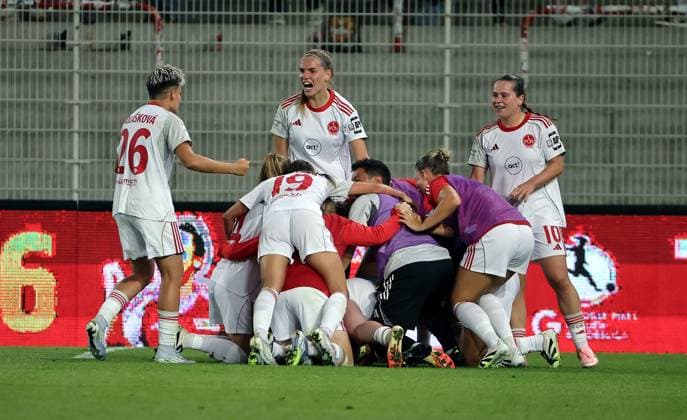 Selma Licina jubelt nach 1:1 mit Teamkolleginnen Freude Emotion Jubel Fußball Fussball 1. Bundesliga Damen Frauen Saison 2025 2026 07.09.2025 1.FC Union Berlin vs. 1.FC Nürnberg FCN DFL regulations prohibit any use of photographs as image sequences and or quasi-video