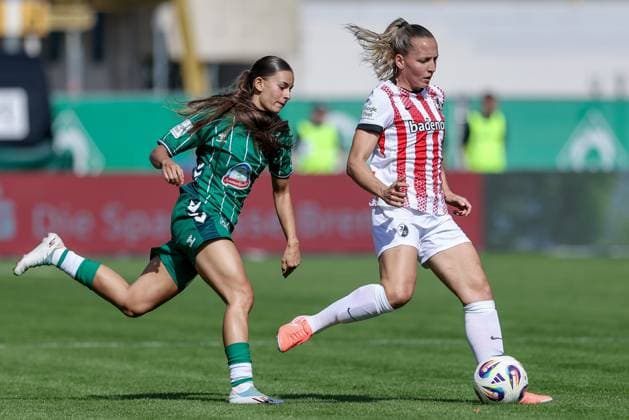 v.li.: Tuana Mahmoud (SV Werder Bremen, 10) und Lisa Karl (SC Freiburg, 2) im Laufduell, Zweikampf, Duell, Dynamik, Aktion, Action, Spielszene, DIE DFB-RICHTLINIEN UNTERSAGEN JEGLICHE NUTZUNG VON FOTOS ALS SEQUENZBILDER UND ODER VIDEOÄHNLICHE FOTOSTRECKEN. DFB REGULATIONS PROHIBIT ANY USE OF PHOTOGRAPHS AS IMAGE SEQUENCES AND OR QUASI-VIDEO., 07.09.2025, Bremen (Deutschland), Fussball, Google Pixel Frauen-Bundesliga, SV Werder Bremen - SC Freiburg
