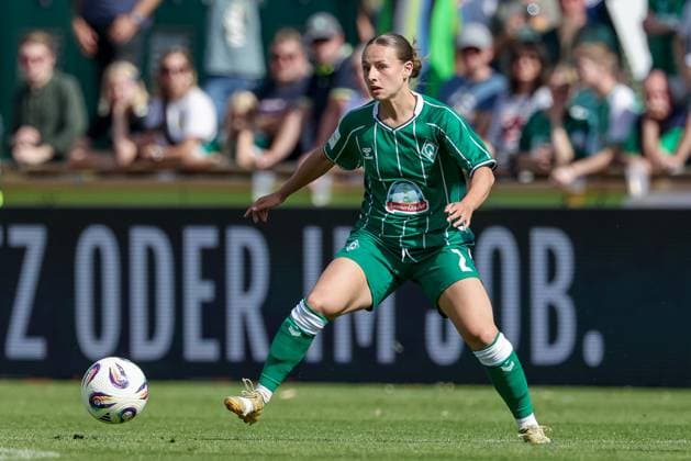 Chiara D Angelo (SV Werder Bremen, 2) am Ball, Freisteller, Einzelbild, Ganzkörper, Aktion, Action, Spielszene, DIE DFB-RICHTLINIEN UNTERSAGEN JEGLICHE NUTZUNG VON FOTOS ALS SEQUENZBILDER UND ODER VIDEOÄHNLICHE FOTOSTRECKEN. DFB REGULATIONS PROHIBIT ANY USE OF PHOTOGRAPHS AS IMAGE SEQUENCES AND OR QUASI-VIDEO., 07.09.2025, Bremen (Deutschland), Fussball, Google Pixel Frauen-Bundesliga, SV Werder Bremen - SC Freiburg