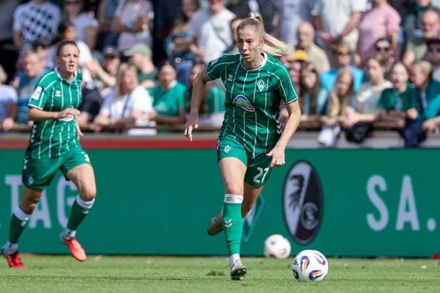 Sharon Beck (SV Werder Bremen, 27) am Ball, Einzelbild, Ganzkörper, Aktion, Action, Spielszene, DIE DFB-RICHTLINIEN UNTERSAGEN JEGLICHE NUTZUNG VON FOTOS ALS SEQUENZBILDER UND ODER VIDEOÄHNLICHE FOTOSTRECKEN. DFB REGULATIONS PROHIBIT ANY USE OF PHOTOGRAPHS AS IMAGE SEQUENCES AND OR QUASI-VIDEO., 07.09.2025, Bremen (Deutschland), Fussball, Google Pixel Frauen-Bundesliga, SV Werder Bremen - SC Freiburg