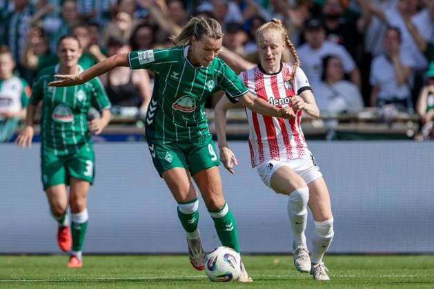 v.li.: Medina Desic (SV Werder Bremen, 9) und Meret Felde (SC Freiburg, 4) im Zweikampf, Duell, Dynamik, Aktion, Action, Spielszene, DIE DFB-RICHTLINIEN UNTERSAGEN JEGLICHE NUTZUNG VON FOTOS ALS SEQUENZBILDER UND ODER VIDEOÄHNLICHE FOTOSTRECKEN. DFB REGULATIONS PROHIBIT ANY USE OF PHOTOGRAPHS AS IMAGE SEQUENCES AND OR QUASI-VIDEO., 07.09.2025, Bremen (Deutschland), Fussball, Google Pixel Frauen-Bundesliga, SV Werder Bremen - SC Freiburg
