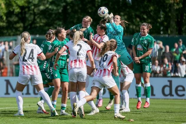v.li.: Lina Hausicke (SV Werder Bremen, 18) beim Kopfball, Laura Benkarth (Torhüterin, SC Freiburg, 1) faustet den Ball weg, im Zweikampf, Duell, Dynamik, Aktion, Action, Spielszene, DIE DFB-RICHTLINIEN UNTERSAGEN JEGLICHE NUTZUNG VON FOTOS ALS SEQUENZBILDER UND ODER VIDEOÄHNLICHE FOTOSTRECKEN. DFB REGULATIONS PROHIBIT ANY USE OF PHOTOGRAPHS AS IMAGE SEQUENCES AND OR QUASI-VIDEO., 07.09.2025, Bremen (Deutschland), Fussball, Google Pixel Frauen-Bundesliga, SV Werder Bremen - SC Freiburg