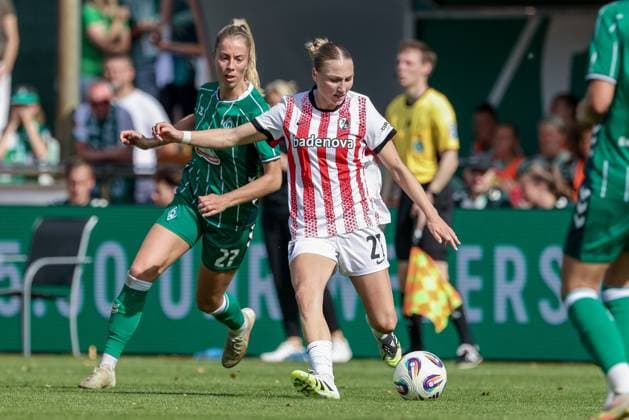 v.li.: Sharon Beck (SV Werder Bremen, 27) und Sophie Nachtigall (SC Freiburg, 27) im Zweikampf, Duell, Dynamik, Aktion, Action, Spielszene, DIE DFB-RICHTLINIEN UNTERSAGEN JEGLICHE NUTZUNG VON FOTOS ALS SEQUENZBILDER UND ODER VIDEOÄHNLICHE FOTOSTRECKEN. DFB REGULATIONS PROHIBIT ANY USE OF PHOTOGRAPHS AS IMAGE SEQUENCES AND OR QUASI-VIDEO., 07.09.2025, Bremen (Deutschland), Fussball, Google Pixel Frauen-Bundesliga, SV Werder Bremen - SC Freiburg