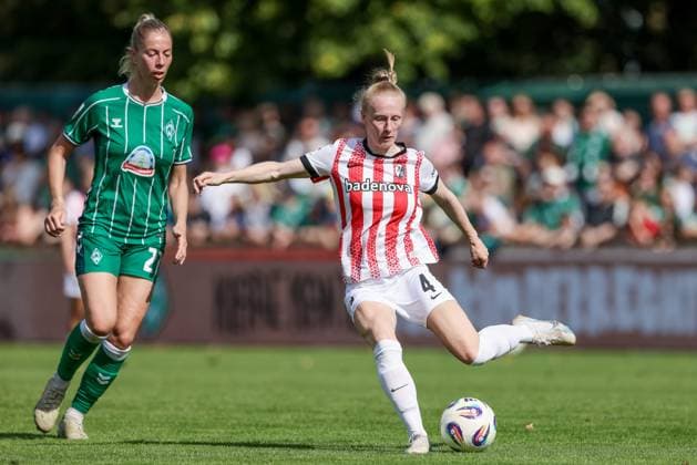 v.li.: Sharon Beck (SV Werder Bremen, 27) und Meret Felde (SC Freiburg, 4) im Zweikampf, Duell, Dynamik, Aktion, Action, Spielszene, DIE DFB-RICHTLINIEN UNTERSAGEN JEGLICHE NUTZUNG VON FOTOS ALS SEQUENZBILDER UND ODER VIDEOÄHNLICHE FOTOSTRECKEN. DFB REGULATIONS PROHIBIT ANY USE OF PHOTOGRAPHS AS IMAGE SEQUENCES AND OR QUASI-VIDEO., 07.09.2025, Bremen (Deutschland), Fussball, Google Pixel Frauen-Bundesliga, SV Werder Bremen - SC Freiburg