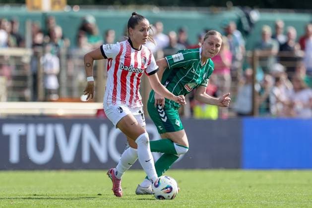 v.li.: Selina Vobian (SC Freiburg, 10) und Lina Hausicke (SV Werder Bremen, 18) im Zweikampf, Duell, Dynamik, Aktion, Action, Spielszene, DIE DFB-RICHTLINIEN UNTERSAGEN JEGLICHE NUTZUNG VON FOTOS ALS SEQUENZBILDER UND ODER VIDEOÄHNLICHE FOTOSTRECKEN. DFB REGULATIONS PROHIBIT ANY USE OF PHOTOGRAPHS AS IMAGE SEQUENCES AND OR QUASI-VIDEO., 07.09.2025, Bremen (Deutschland), Fussball, Google Pixel Frauen-Bundesliga, SV Werder Bremen - SC Freiburg