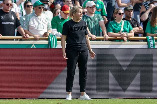 Friederike Kromp (Fritzy Kromp, Trainerin, Cheftrainerin, SV Werder Bremen) ruft, brüllt, schreit, gibt Anweisungen, DIE DFB-RICHTLINIEN UNTERSAGEN JEGLICHE NUTZUNG VON FOTOS ALS SEQUENZBILDER UND ODER VIDEOÄHNLICHE FOTOSTRECKEN. DFB REGULATIONS PROHIBIT ANY USE OF PHOTOGRAPHS AS IMAGE SEQUENCES AND OR QUASI-VIDEO., 07.09.2025, Bremen (Deutschland), Fussball, Google Pixel Frauen-Bundesliga, SV Werder Bremen - SC Freiburg