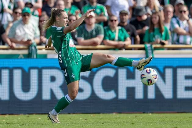 Michelle Weiß (SV Werder Bremen, 15) am Ball, Freisteller, Einzelbild, Ganzkörper, Aktion, Action, Spielszene, DIE DFB-RICHTLINIEN UNTERSAGEN JEGLICHE NUTZUNG VON FOTOS ALS SEQUENZBILDER UND ODER VIDEOÄHNLICHE FOTOSTRECKEN. DFB REGULATIONS PROHIBIT ANY USE OF PHOTOGRAPHS AS IMAGE SEQUENCES AND OR QUASI-VIDEO., 07.09.2025, Bremen (Deutschland), Fussball, Google Pixel Frauen-Bundesliga, SV Werder Bremen - SC Freiburg